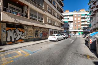 Local commercial à Camino de Ronda. Local en calle trajano.