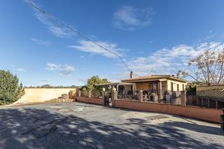Chalet à La Zubia Ciudad. Fantástica villa con infinidad de posibilidades