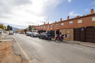 Casa aparellada  Calle de francia. Tu hogar ideal en huétor vega luz, espacio y tranquilidad