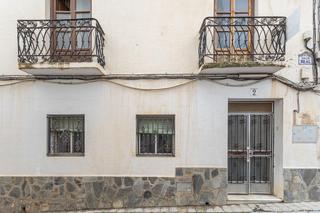 Casa adossada a Cádiar. Vivienda en plaza del ayuntamiento