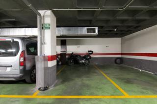 Parking coche  Emir. Se vende plaza de aparcamiento amplia en parque lagos