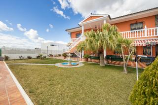 Casa en Atarfe. Espectacular casa independiente con piscina y terreno de 1150 m2