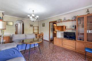 Appartement à Plaza de Toros. Amplio y luminoso piso en centro de granada, ideal para tu nueva