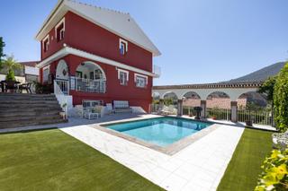 Xalet a Pinos Genil. Chalet independiente en urbanización los pinillos  pinos genil