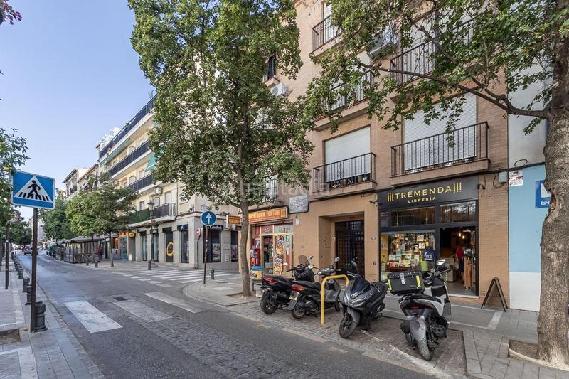 Foto c4f52bc8-d212-49fc-af91-996dfb6b5a6f. Piso  con garaje en plena calle molinos. en San Matías - Realejo Granada