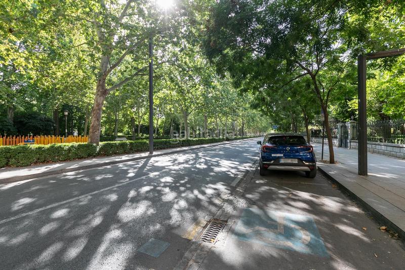 Foto cf3c5038-79c0-43d6-b430-43c12f801175. Parking coche en paseo paseo de la bomba espaciosa plaza de garaje en el corazón del paseo del salón en Granada