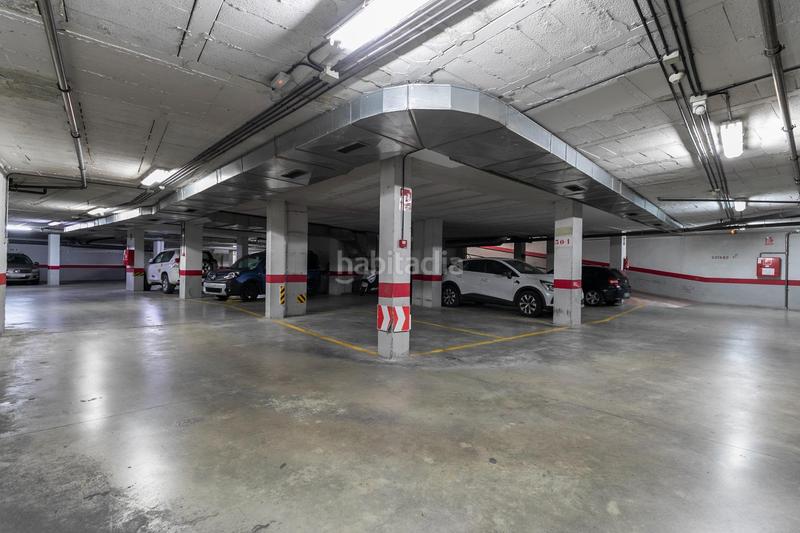 Foto 6988a0e0-ee6d-4128-ac3d-058ceff5fb59. Parking coche en paseo paseo de la bomba espaciosa plaza de garaje en el corazón del paseo del salón en Granada