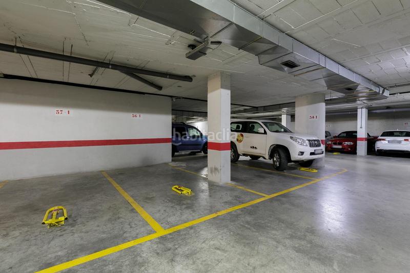Foto ee3c35b5-e93e-4b09-bf58-63f4a4223cbb. Parking coche en paseo paseo de la bomba espaciosa plaza de garaje en el corazón del paseo del salón en Granada