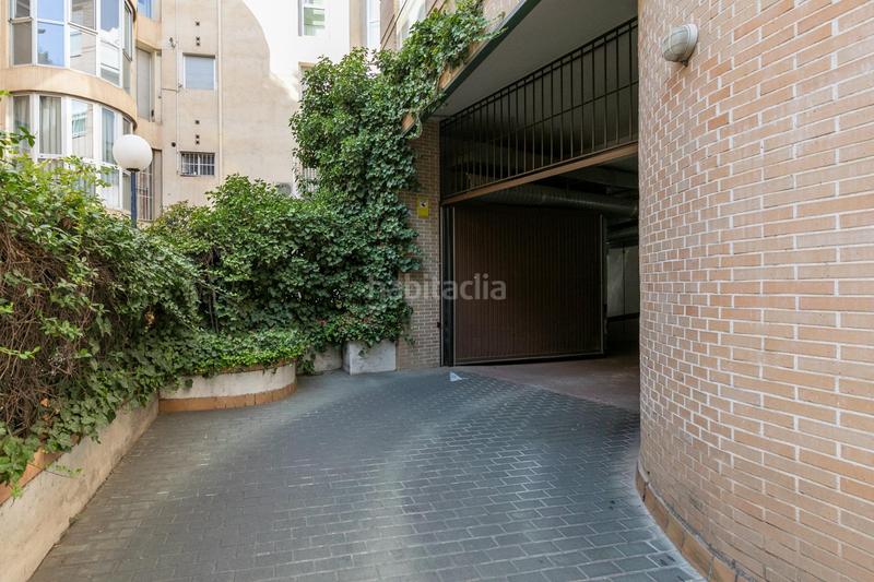 Foto f668d504-b0e7-47a3-92e8-ffa780fc8f1a. Parking coche en paseo paseo de la bomba espaciosa plaza de garaje en el corazón del paseo del salón en Granada