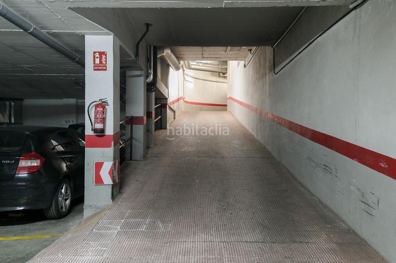Foto f7dc6817-6e16-4a96-980d-5d2e44339083. Parking coche en paseo paseo de la bomba espaciosa plaza de garaje en el corazón del paseo del salón en Granada