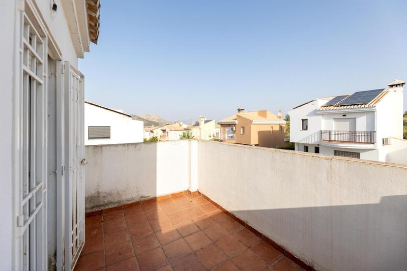 Foto b637c431-9b12-4438-b1cb-2a2c9b5e68de. Chalet  con gran parcela y piscina en loma verde, en Albolote