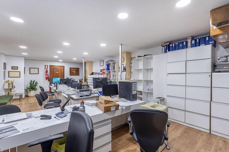 Foto acdfc1fa-ea79-4549-8647-67f821344475. Local comercial local de dos plantas en angel ganivet en Granada