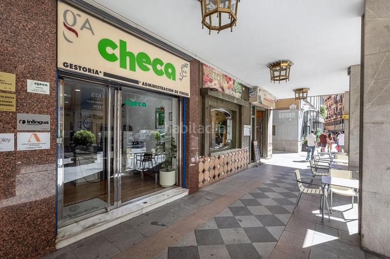 Foto f30bb2ce-32b5-4578-b6ef-856a59931627. Local comercial local de dos plantas en angel ganivet en Granada