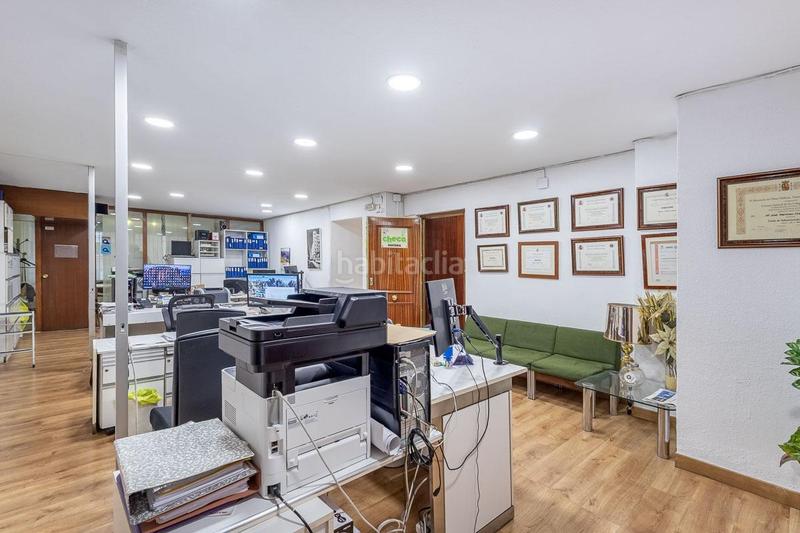 Foto fa309929-3e52-45c1-a0af-71313dec4c56. Local comercial local de dos plantas en angel ganivet en Granada