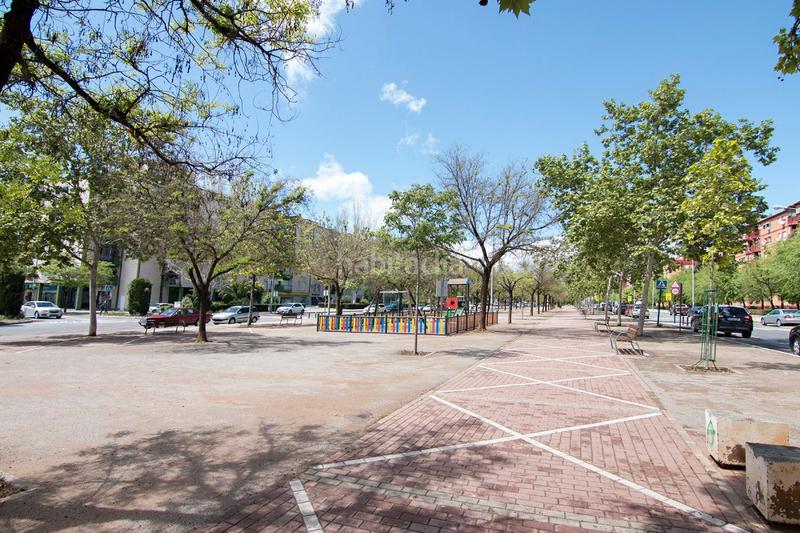 Foto 81dd77cd-59bd-4a8a-b2c0-f8048c935ca5. Local comercial a Joaquina Eguaras Granada