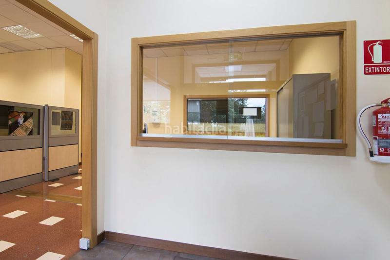 Foto 9ce269ca-a652-4ee9-a088-a71a5f3ae852. Local comercial a Joaquina Eguaras Granada