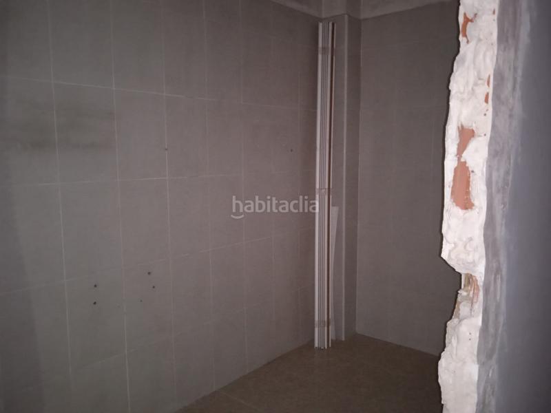 Foto d6f4a292-448b-4f86-9fbf-78d9c43b1b40. Alquiler local comercial estupendo local luminoso al lado del rio en Granada