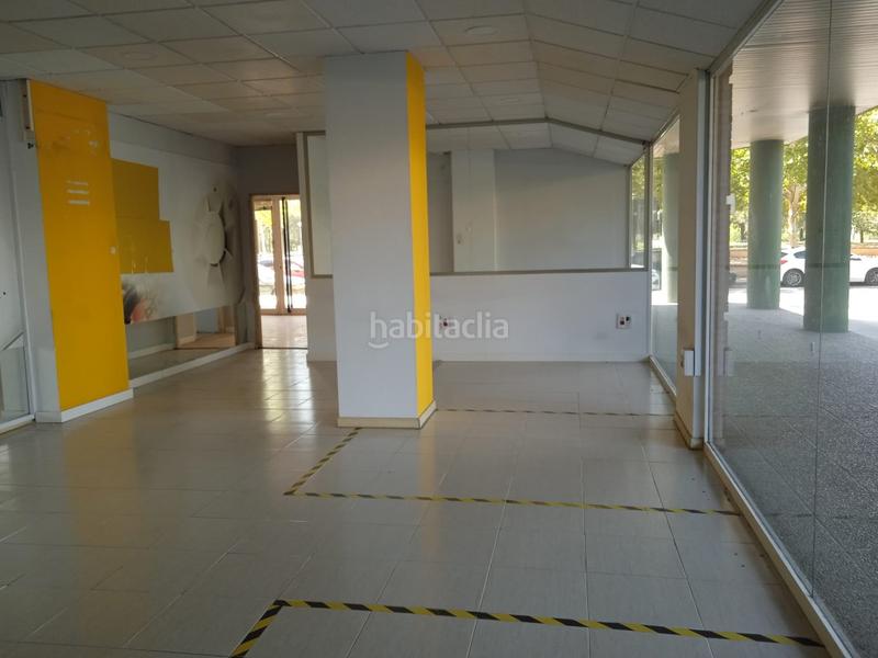 Foto e763e361-e62e-4f94-a5bc-509fd1349193. Alquiler local comercial estupendo local luminoso al lado del rio en Granada