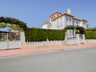 Casa aparellada  N/a. Gran chalet en monteluz con mas de 650 m2 de parcela.