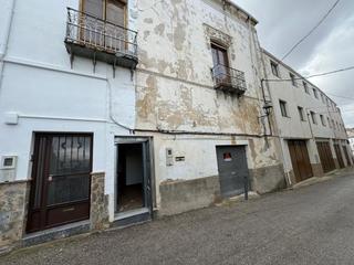 Casa adossada a Puerta de jaen 16. Casa adosada en venta en martos, 4 dormitorios.