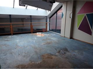 Local commercial à Josep saltó  46. Amplio local comercial en venta  rubí barcelona