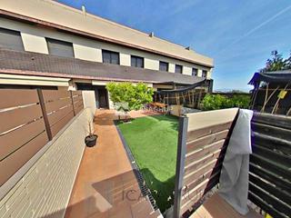 Location Maison jumelée à Sant Quirze Parc-Vallsuau-Castellet. Casa adosada con jardín y piscina privados en sant quirze del va