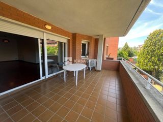 Pis  Calle josep tarradellas. Piso en serraparera   4 habitaciones   2 baños   parking   trast