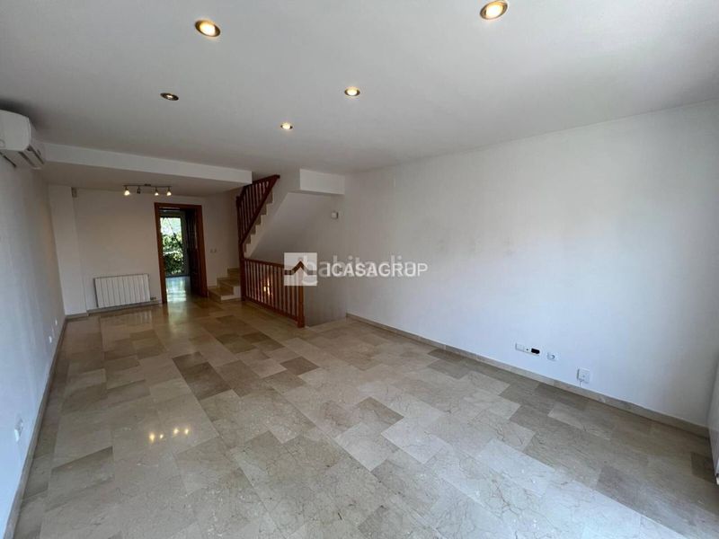 Foto 4a8d7303-243b-46ef-96c0-7b713a985b3c. Casa aparellada amb calefacció aparcament a Ca n´Oriol Rubí