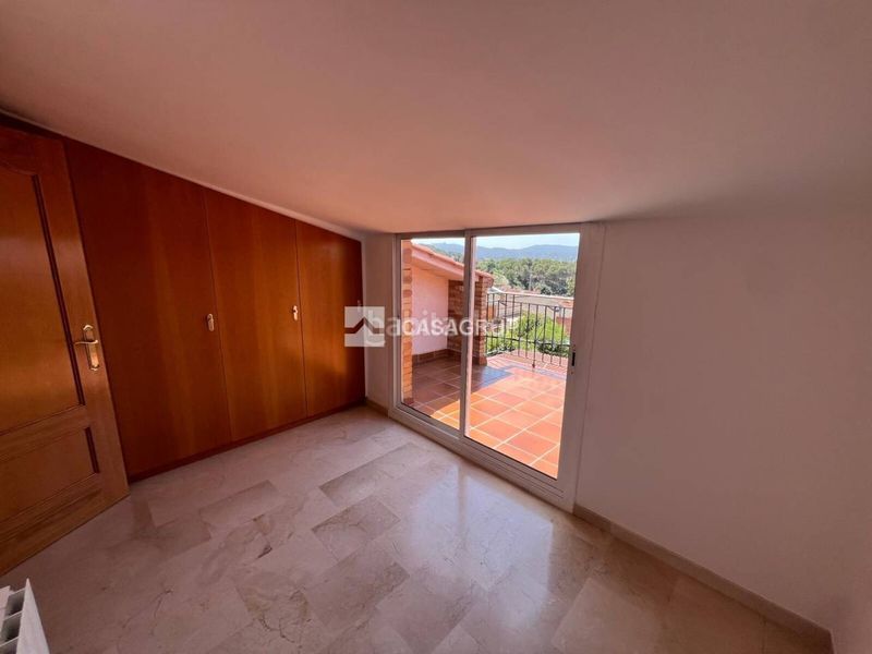 Foto 69abf5ee-4b7a-43f3-9827-3d82ef386017. Casa aparellada amb calefacció aparcament a Ca n´Oriol Rubí