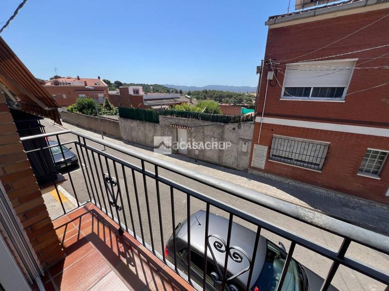 Foto ada7dd85-c1cc-4525-adcb-25dfc21e921d. Casa aparellada amb calefacció aparcament a Ca n´Oriol Rubí