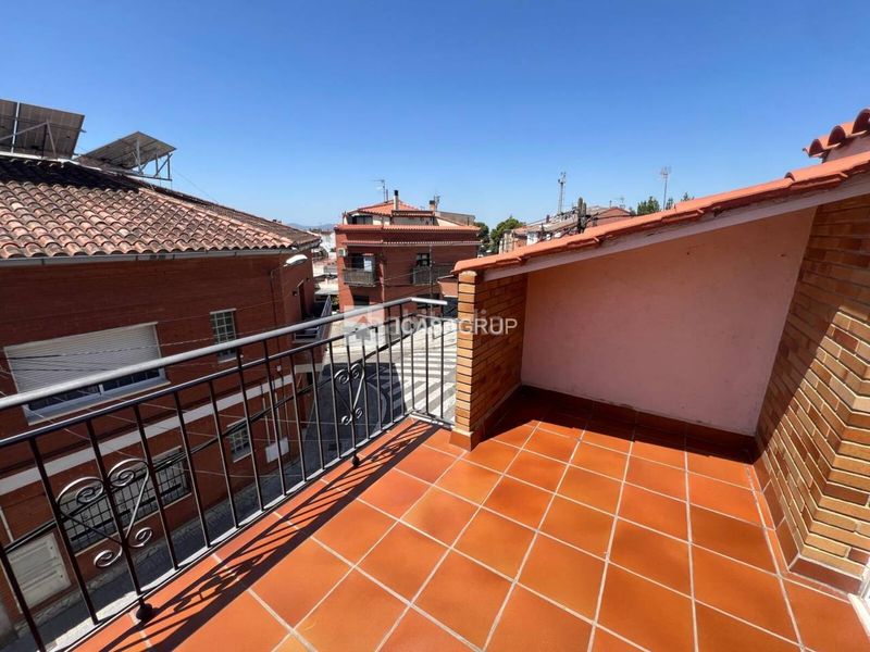 Foto b130d48a-603f-47a0-a349-59d9630ab771. Casa aparellada amb calefacció aparcament a Ca n´Oriol Rubí