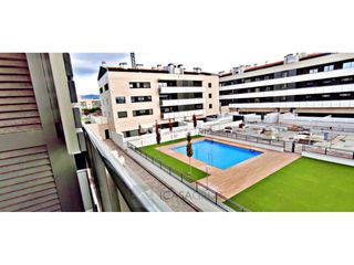 Lloguer Pis a Lledoner. Piso esquinero a estrenar con terraza, piscina, parking y traste