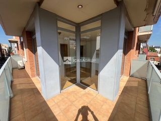 Pis  Calle oriente. Piso esquinero de 3 habitaciones, muy luminoso y con orientación
