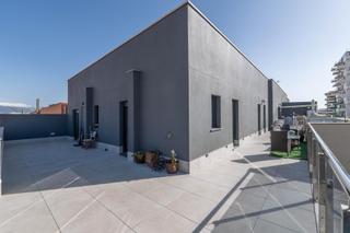 Attique à Calle 4. Exclusivo ático con 97 m2 de terraza y vistas a sierra nevada en
