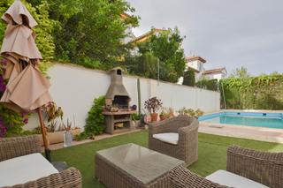 Chalet à Calle calle de los alminares 7. Chalet en venta en hijar