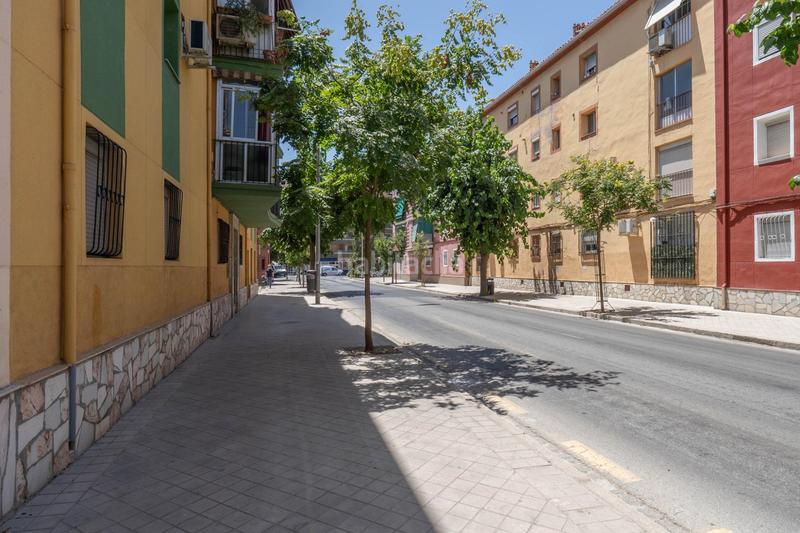 Foto 05d29bbc-16db-48f8-a05f-dc08c556f74e. Local comercial en avenida avenida pablo picasso 8 local reformado en pablo picasso en Granada