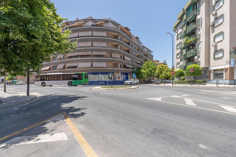 Foto 2358634a-c1f1-46d2-90a0-a95247a27f7d. Local comercial en avenida avenida pablo picasso 8 local reformado en pablo picasso en Granada