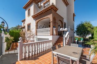 Chalet  Calle de la vía del tranvía 41. Impresionante chalet en la zubia con piscina y espacios amplios