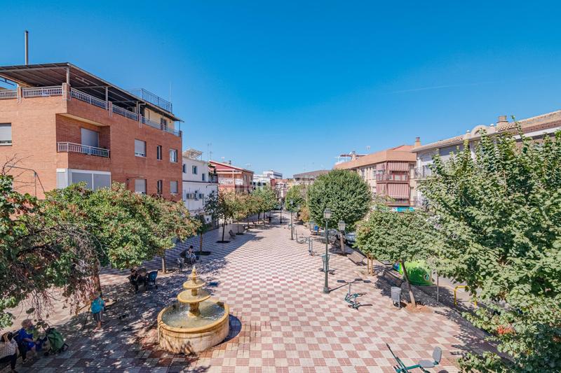 Foto eb387dc6-9a5a-4dc7-aea9-3e41701f13b2. Casa adossada a plaza de federico mayo 3 a Barrio de Zaidín Granada