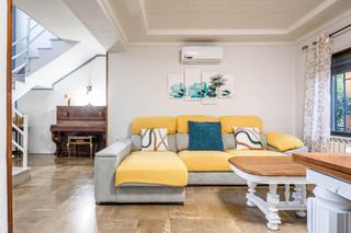 Towny house in Calle de inglaterra 15. Chalet con piscina en los rebites a pocos metros de granada capi