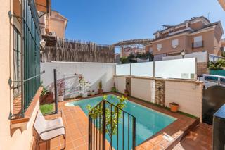 Casa adosada  Avenida de los almendros 164. Chalet adosado con piscina y placas solares en el parque de los