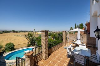 Reihenhaus  Carretera de huetor vega. Casa adosada con piscina privada, jardín y sótano con chimenea a