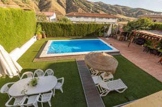 Chalet  Quinto cent-pin 8. Chalet con piscina y jardín a solo 10 minutos de granada