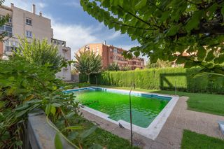 Flat in Calle calle maría de maeztu 23. Piso de 3 dormitorios 2 baños con piscina, garaje y terraza con