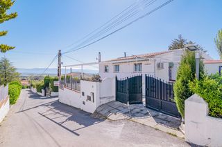 Chalet à Ventas de Huelma. Estupenda casa haciendo esquina en urbanizacion privada