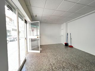 Lloguer Local Comercial a Calle concha espina 33. Local comercial en granada zona zaidin,  tu negocio ideal !!