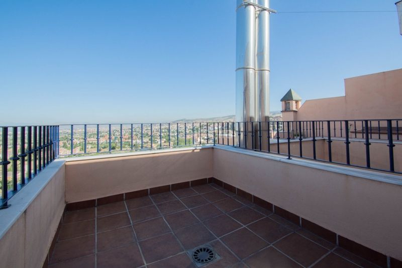 Foto f15cf064-8742-4146-b1eb-33e053a7bb06. Àtic amb calefacció aparcament a Barrio de la Vega Monachil