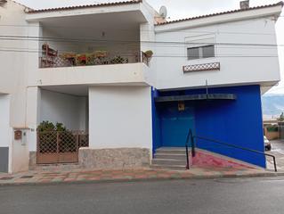 Casa aparellada  Avenida valle de lecrín. Casa con negocio en padul