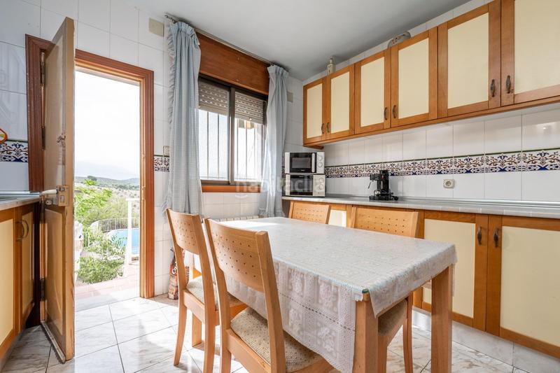 Foto 2b7eb4eb-7f01-4833-8bfa-dc8750265ee0. Chalet en camino de la barrera (far) 58 el Fargue 2000 metros de parcela segregable con chalet de 178m en tres plantas mas nave de 90 metros en Granada