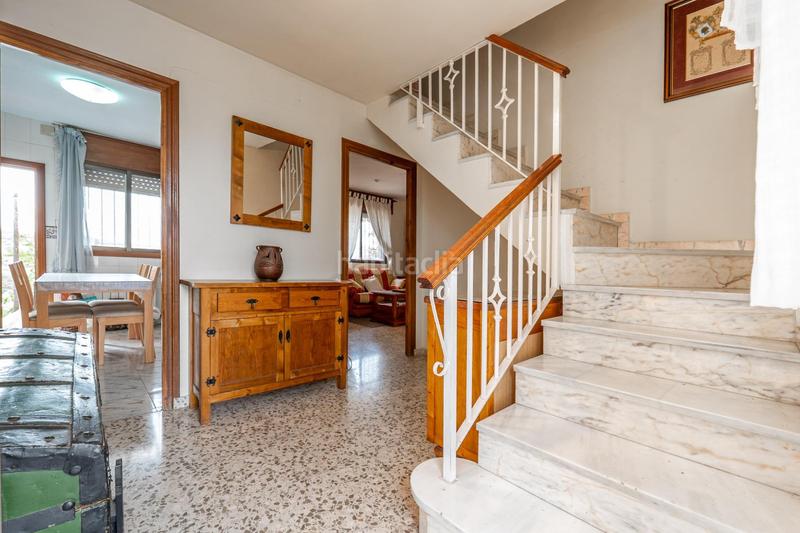 Foto ff34ba3e-ae5a-4dd9-b61a-a68c107b5cbb. Chalet en camino de la barrera (far) 58 el Fargue 2000 metros de parcela segregable con chalet de 178m en tres plantas mas nave de 90 metros en Granada